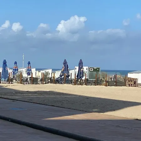 Rdc Avec 1 A 5 Metres A Pied De La Digue De